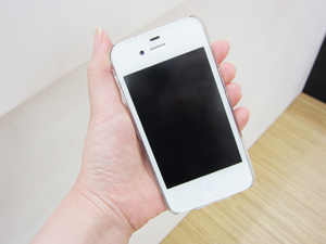 白iPhone4に合わせたいスワロフスキー付ケースBling My Thing